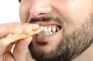 مسواک زدن با چوب مسواک